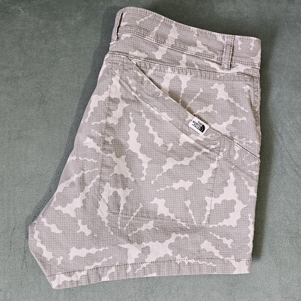 The North Face Neutral Floral Camo Print Cotton 3.5" Shorts Women's Size 10